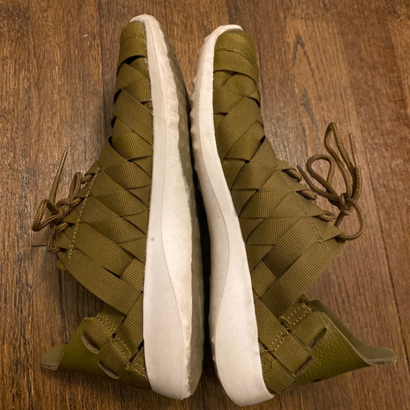 Nike Women’s Juvenate Woven Running Sneaker - Picture 4 of 8